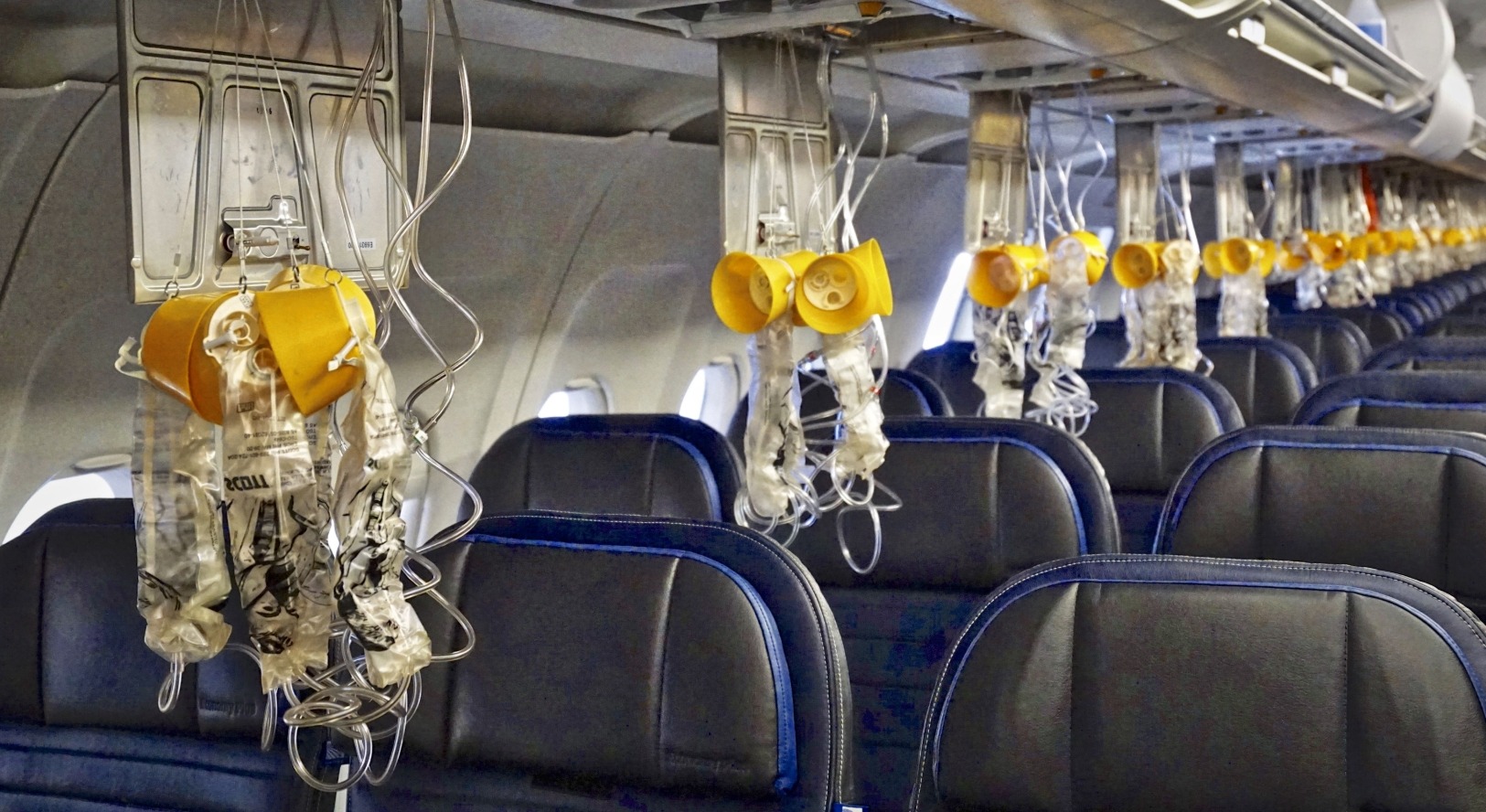 Кислородные маски в самолете. Источник изображения: reddit.com. Фото.