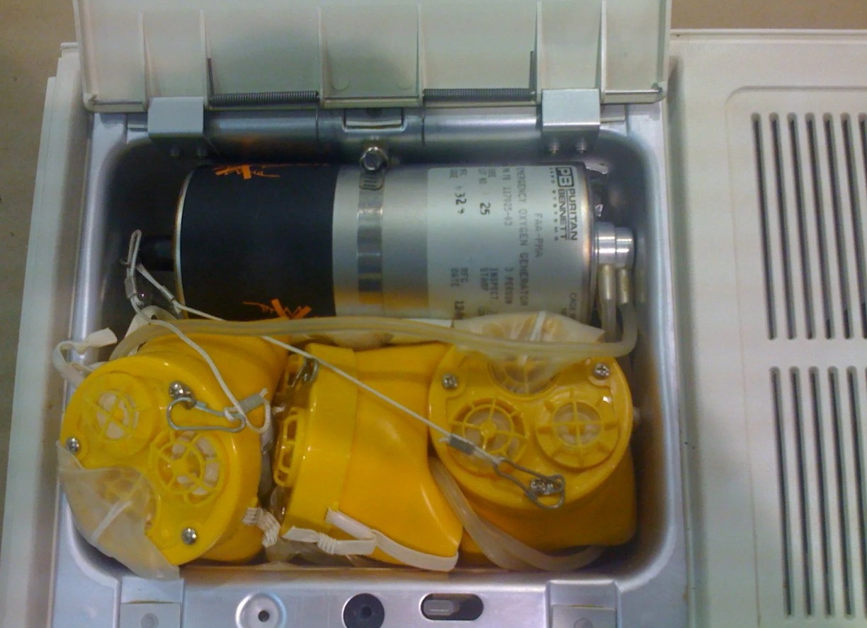 Генератор кислорода в самолете. Источник изображения: aviation.stackexchange.com. Фото.