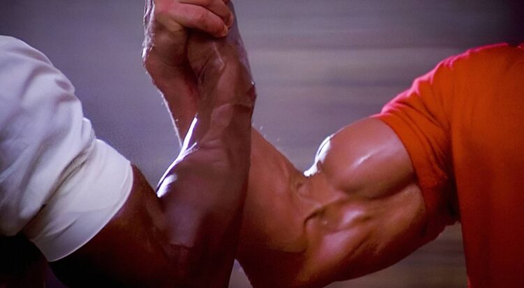 Измените отношение к тревоге. С тревожностью можно подружиться. Кадр из фильма «Хищник». Фото.