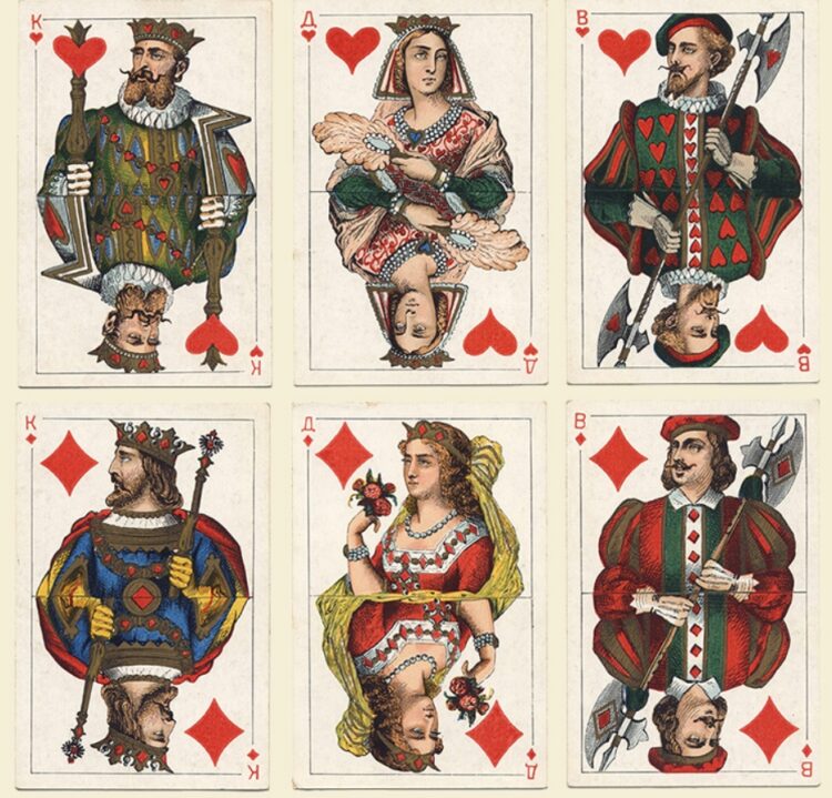 Почему атласные карты стали стандартом в России. Дешевые глазетные игральные карты. Источник изображения: russcards.com. Фото.