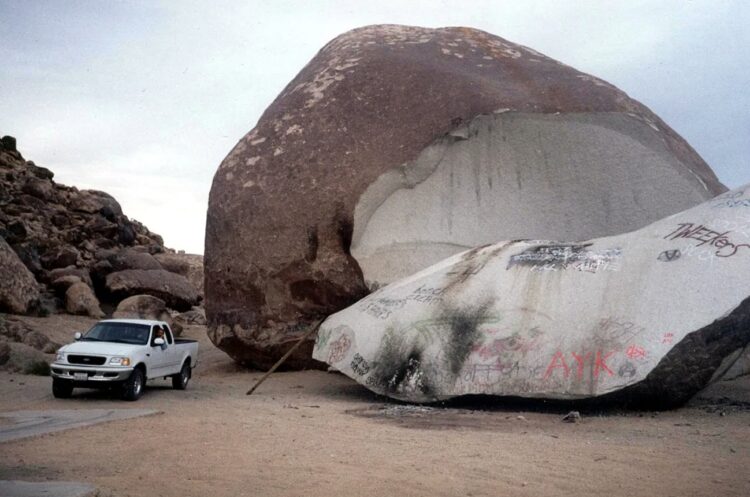 Гигантская скала в пустыне Мохаве. Гигантский камень в Мохаве. Источник изображения: IFL Science. Фото.