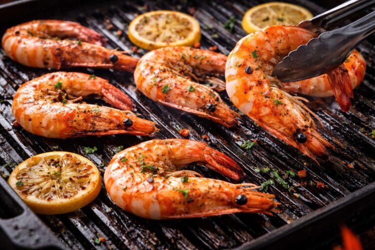 Как выбрать креветки под разные блюда. Это широко подтверждается кулинарными источниками: мелкие креветки готовятся быстрее и их проще испортить перегревом. Как выбрать креветки под разные блюда. Это широко подтверждается кулинарными источниками: мелкие креветки готовятся быстрее и их проще испортить перегревом. Фото.