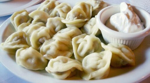 Зачем нужно добавлять холодную воду в варящиеся пельмени? Фото.