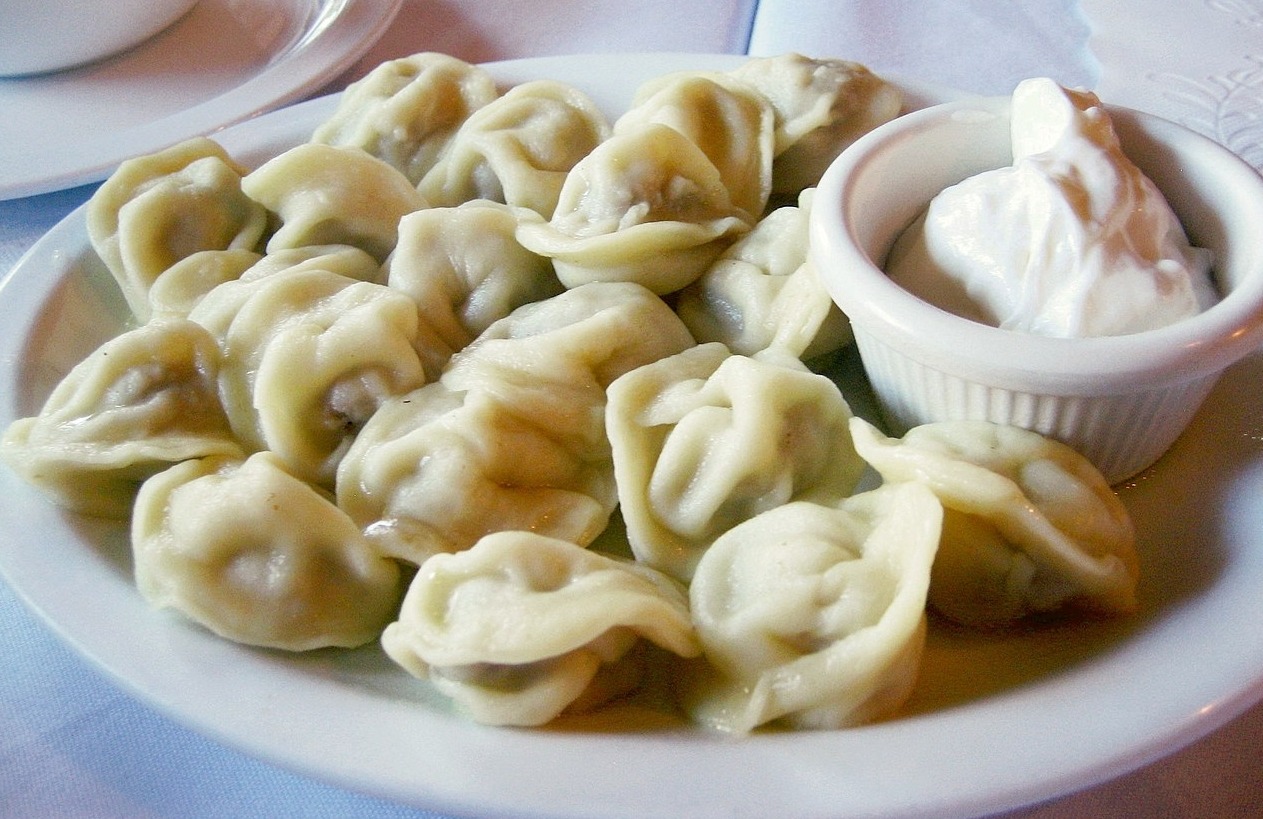 Зачем нужно добавлять холодную воду в варящиеся пельмени