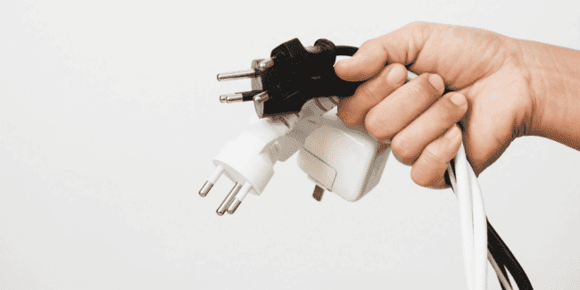 Какие приборы нужно отключать от сети, а какие можно оставить включёнными. Фото.