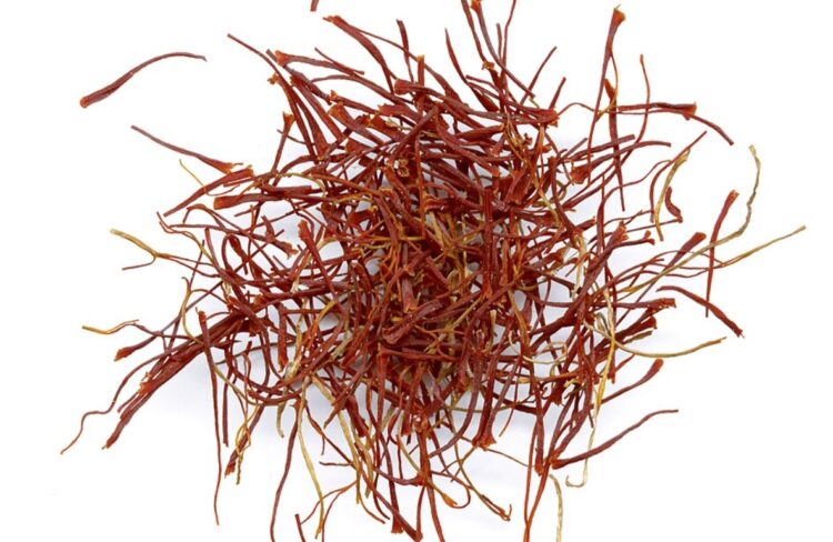 Как подделывают шафран. Высушенные рыльца шафрана. Источник изображения: wikimedia.org. Фото.