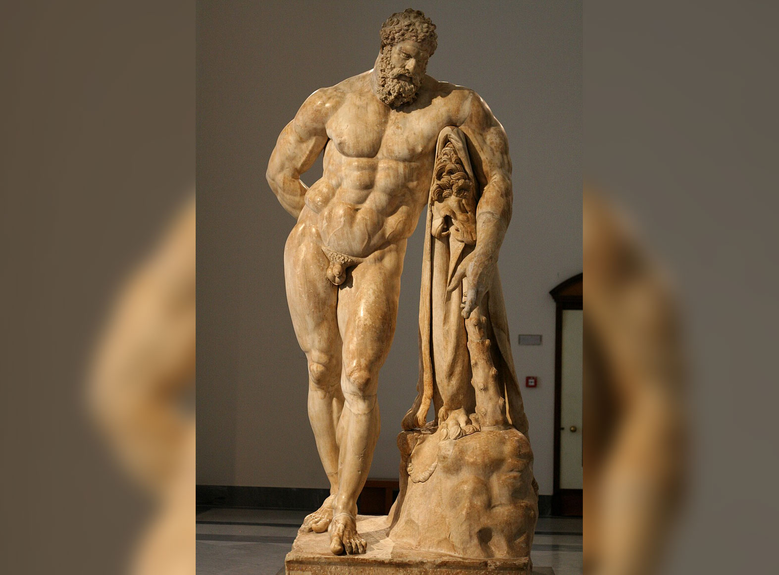 Геракл в мифах Древней Греции. Скульптура Геркулеса в Национальном археологическом музее Неаполя. Источник изображения: wikipedia.org. Фото.