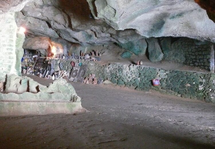 Настоящие места из древнегреческих легенд. Фотография Геркулесовых пещер. Источник изображения: wikipedia.org. Настоящие места из древнегреческих легенд. Фотография Геркулесовых пещер. Источник изображения: wikipedia.org. Фото.