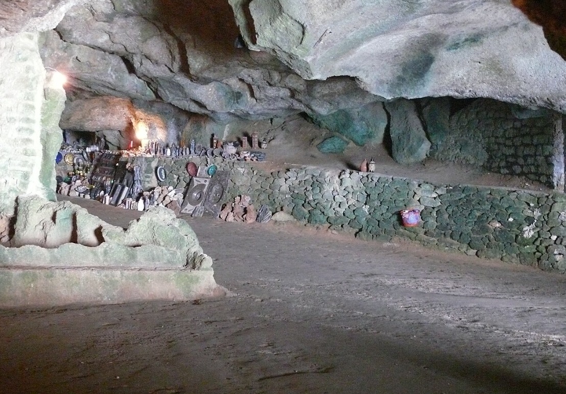 Настоящие места из древнегреческих легенд. Фотография Геркулесовых пещер. Источник изображения: wikipedia.org. Фото.