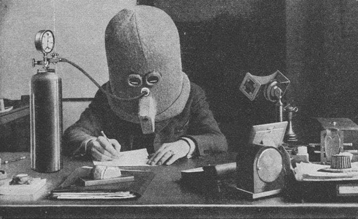 В 1925 году был изобретен страшный шлем, чтобы работать и не отвлекаться