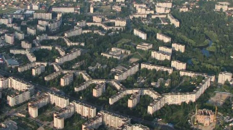 Самое длинное жилое здание в мире. Длиннейший дом в Луцке с высоты птичьего полета. Источник изображения: odditycentral.com. Самое длинное жилое здание в мире. Длиннейший дом в Луцке с высоты птичьего полета. Источник изображения: odditycentral.com. Фото.