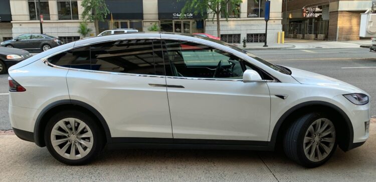 Tesla закрывает производство Model S и Model X. Tesla Model X вышел в продажу в 2015 году. Источник изображения: wikipedia.org. Фото.