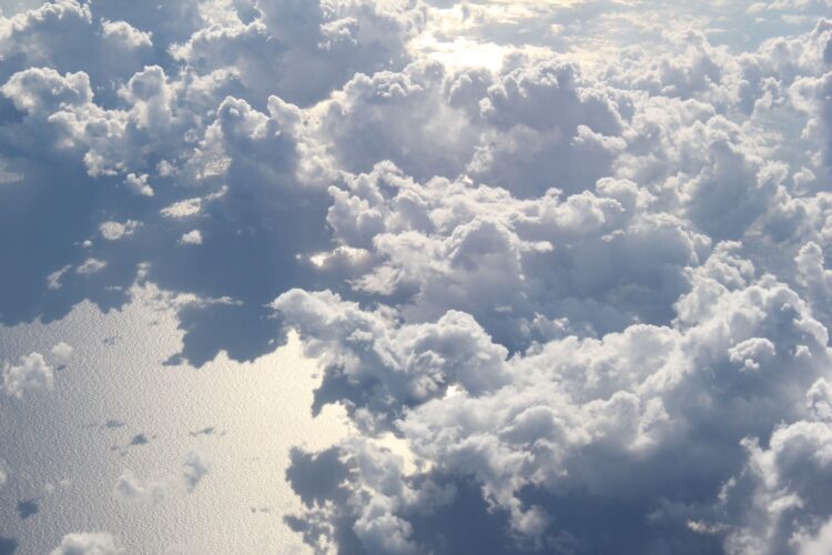 Какие облака движутся быстрее и почему. Верхние облака могут двигаться заметно быстрее нижних из-за сильных потоков в верхней тропосфере, включая струйные течения, которые влияют на перенос высоких облаков. Источник изображения: ru.pinterest.com. Фото.