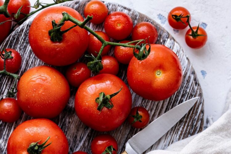 Помидоры — защита сосудов и холестерина. Специалисты по питанию утверждают, что помидоры богаты питательными веществами и антиоксидантами, которые защищают сердце. Источник изображения: news.myseldon.com. Фото.