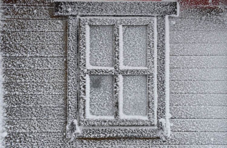 Почему иней появляется на одних поверхностях и не появляется на других. Механизм образования «пушистого» инея — это рост кристаллов льда из водяного пара на холодной поверхности. Низкоэмиссионные покрытия могут заметно снижать обмерзание. Источник изображения: fototelegraf.ru. Фото.