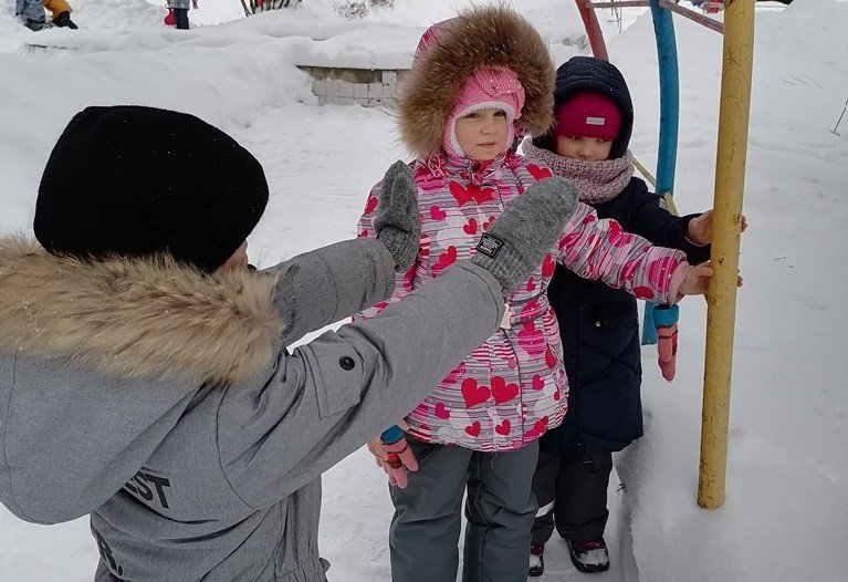 Детям нужно рассказать, объяснить заранее. Но не уверена, что это на 100% поможет избежать экспериментов, ведь всегда хочется проверить лично. Источник изображения: inspiritart.ru. Фото.