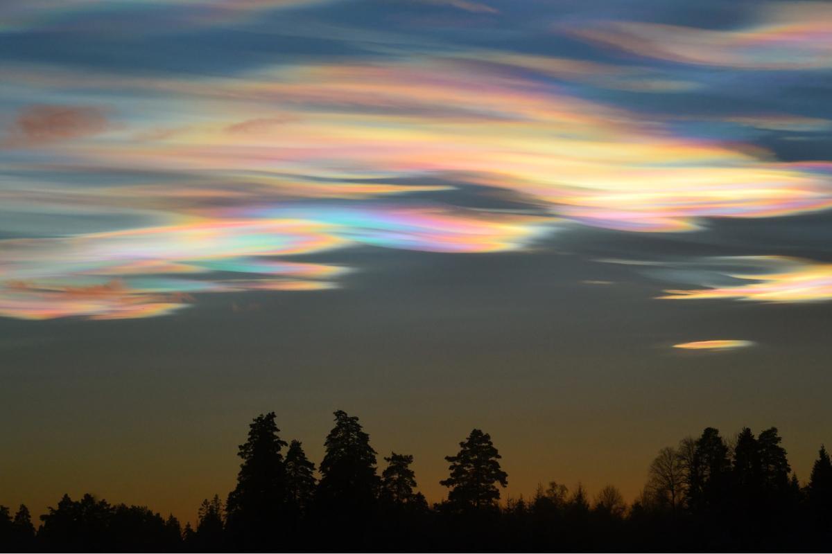 Перламутровые облака образуются в нижней стратосфере в зимне-весенний период, преимущественно в полярных широтах. Источник изображения: thedailyeco.com. Фото.
