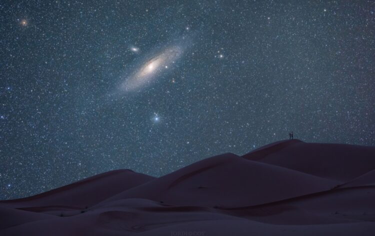 С Земли можно увидеть сразу несколько галактик. Галактика Андромеды на небе. Источник изображения: habr.com. Фото.