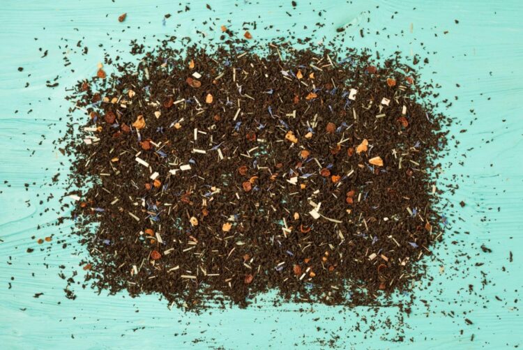 Почему чай в пакетиках вкусный. Содержимое чайного пакетика. Источник изображения: freepik. com. Фото.