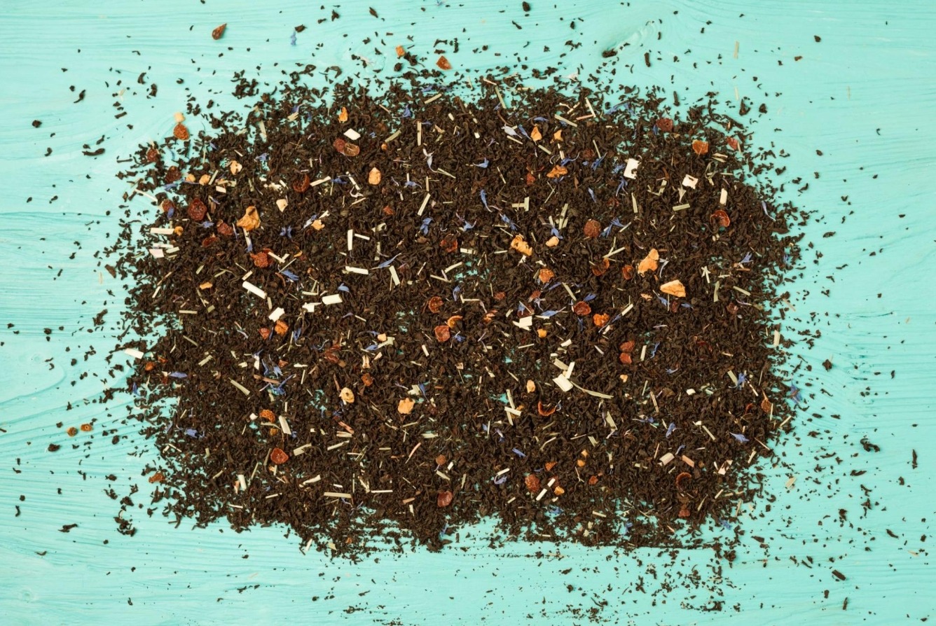 Почему чай в пакетиках вкусный. Содержимое чайного пакетика. Источник изображения: freepik. com. Почему чай в пакетиках вкусный. Содержимое чайного пакетика. Источник изображения: freepik. com. Фото.