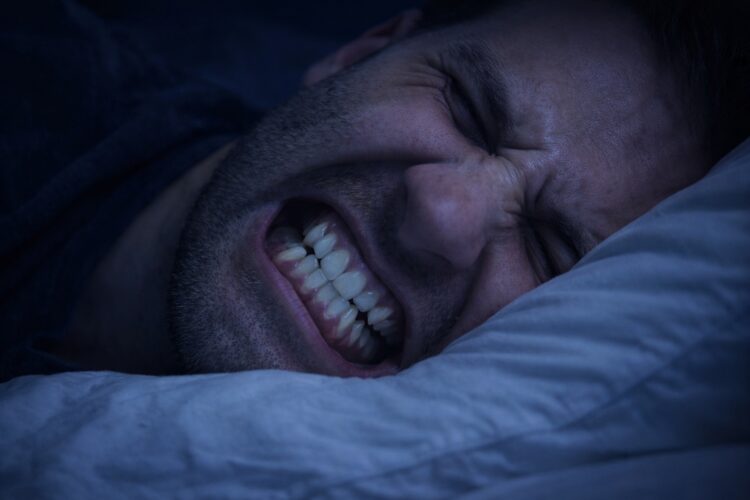 3 признака того, что вы скрипите зубами во сне. Хронический скрежет зубами способен менять овал лица из-за постоянного перенапряжения жевательных мышц. Фото.