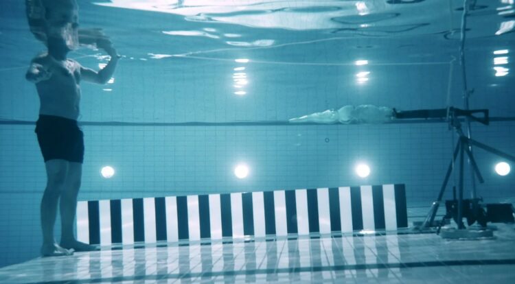 Почему пули под водой летят плохо. Выстрел под водой выглядит примерно так. Источник изображения: tv.nrk.no. Фото.