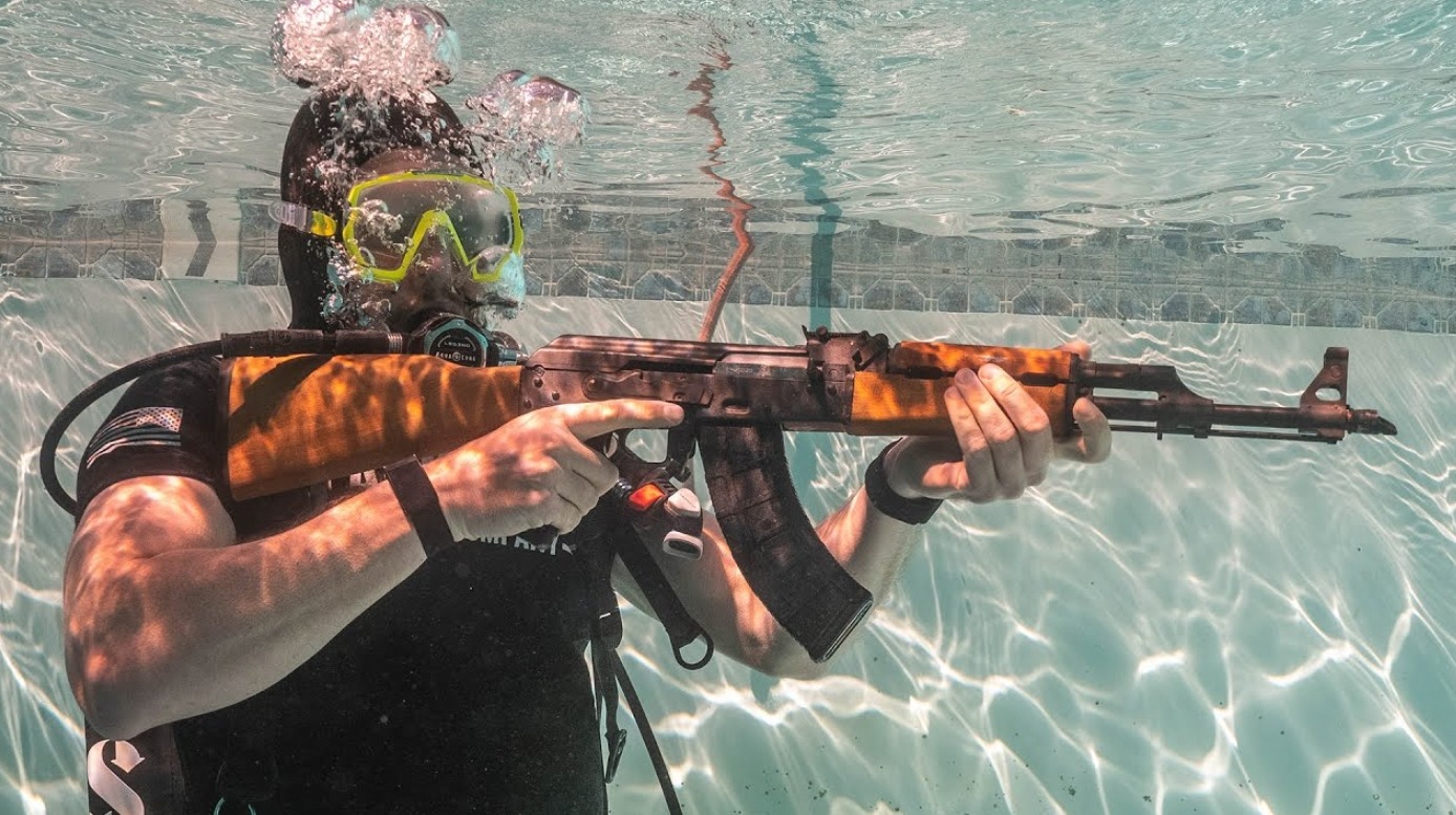 Автомат АК-47 под водой. Источник изображения: YouTube-канал FullMag. Фото.