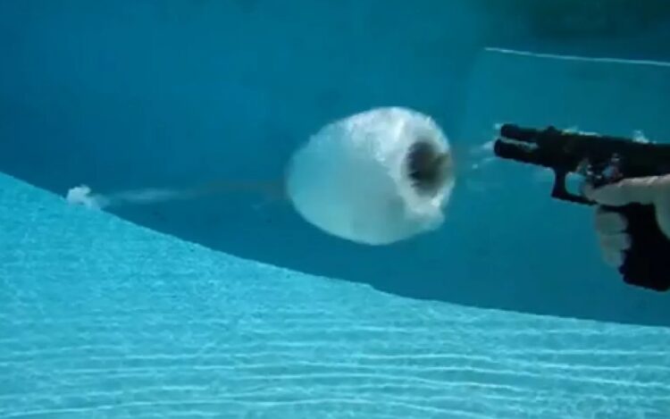 Стрельба из пистолета под водой. Выстрел пистолета под водой. Источник изображения: YouTube. Фото.