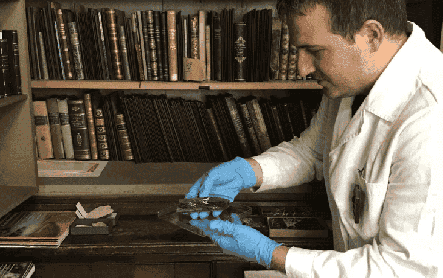 Сейчас на месторождении работают не только работники, занимающиеся добычей, но и исследователи. Изображение: Newatlas. Фото.