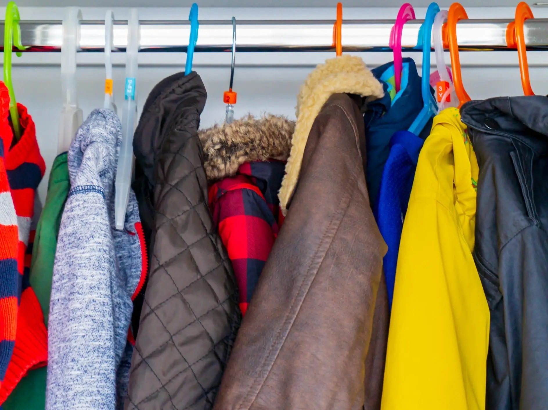 Синтетические ткани чаще дают «прилипание» и искры, а слои увеличивают трение, то есть усиливают трибоэлектрический эффект. Источник изображения: businessinsider.com. Фото.