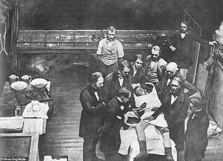 Хирургия XIX века без антисептики и анестезии: почему операции были смертельно опасны. На этой фотографии запечатлен первый случай, когда пациента усыпили с помощью анестезии. Операция проводилась в Гарвардском университете в Бостоне, США. В Великобритании анестезию впервые применил Роберт Листон. Источник изображения: dailymail.co.uk. Фото.