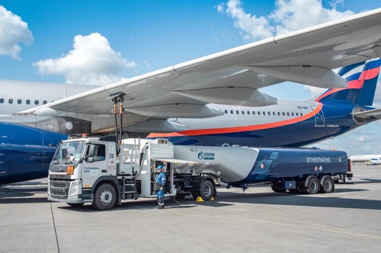 Что такое SAF: как делают авиационное топливо из отработанного масла. Как заявляют в компании, Газпромнефть активно разрабатывает и применяет природоохранные технологии по снижению углеродного следа для различных отраслей экономики. Источник изображения: msk.kp.ru. Фото.