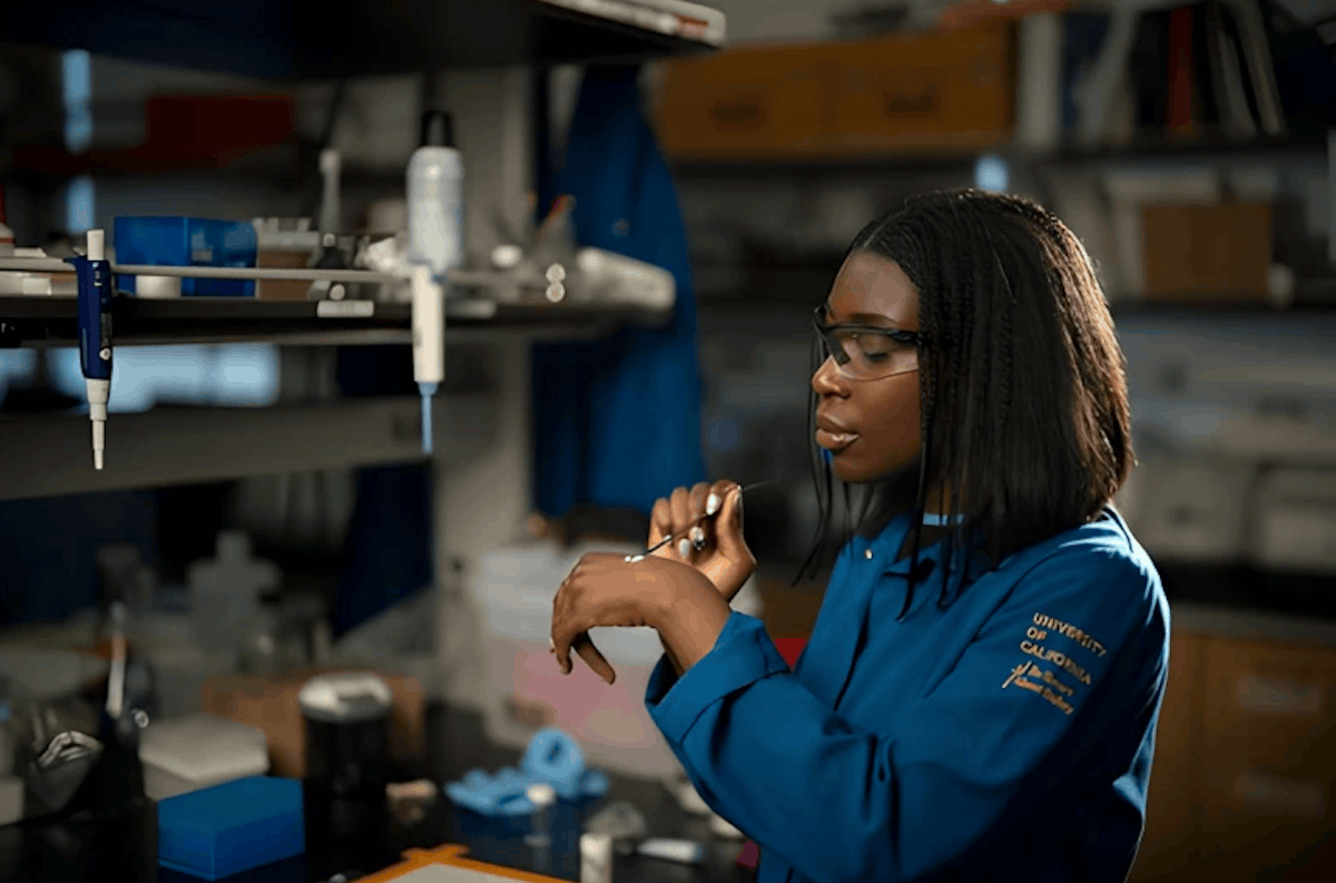 Почему крем от солнца оставляет на коже белый налет. Эй Джей Аддаи — автор исследования. Изображение: New Atlas. Фото.