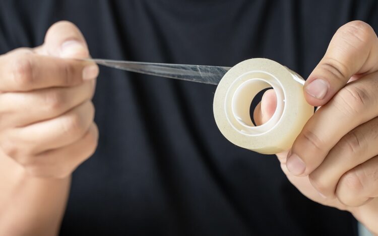 Почему скотч именно визжит, а не шуршит. Обычный скотч в руках физика превращается в генератор сверхзвуковых трещин. Источник изображения: science.org. Фото.