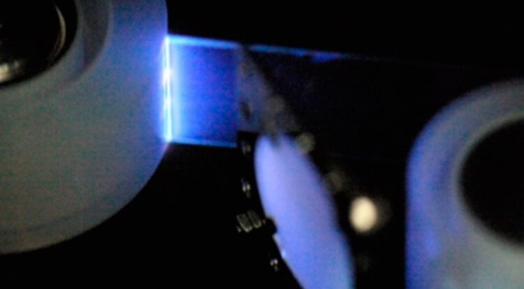 От скотча до рентгена и зеленой химии. Линия синего света в месте отрыва клейкой ленты от рулона. Источник изображения: fiatphysica.com. Фото.