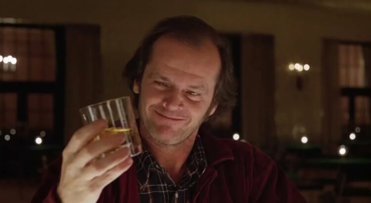 Способ меньше пить алкоголь, который действительно работает. Ученые выделили два фактора, которые помогают людям захотеть бросить алкоголь. Кадр из фильма «Сияние». Фото.