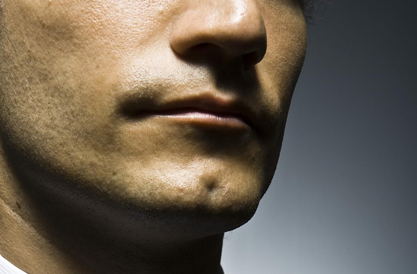 Ямочка на подбородке — это следствие того, что кости нижней челюсти не до конца срослись в утробе. Источник изображения: greelane.com. Фото.