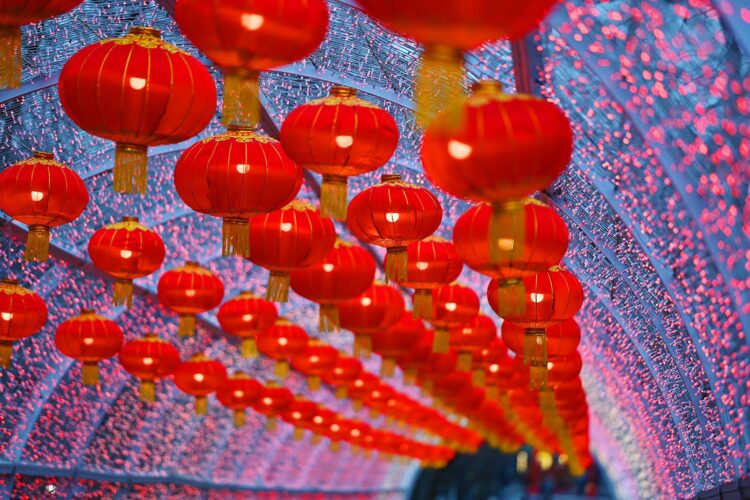 Почему Китайский Новый год каждый год в разные даты: как работает лунный календарь. Праздник фонарей — 15-й день 1-го лунного месяца, первое полнолуние нового года и финал празднований. Источник изображения: mos.ru. Фото.