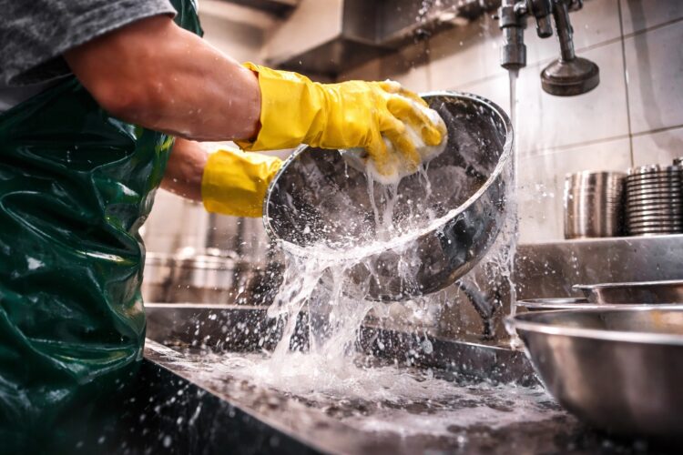 Что остается на посуде после мытья. На вид посуда идеально читая, но невидимая химическая пленка на ней все равно остается. Фото.