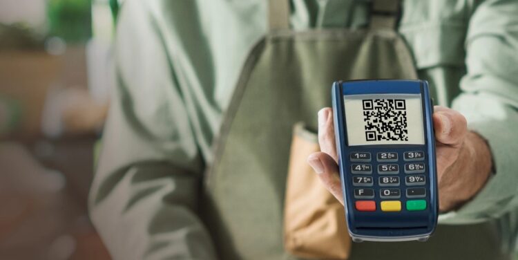 Как сейчас работают QR-платежи в магазинах. Данная инициатива нацелена на улучшение конкурентоспособности банков, повышение удобства для клиентов и равноправия участников платежной системы. Источник изображения: sbp.nspk.ru. Фото.