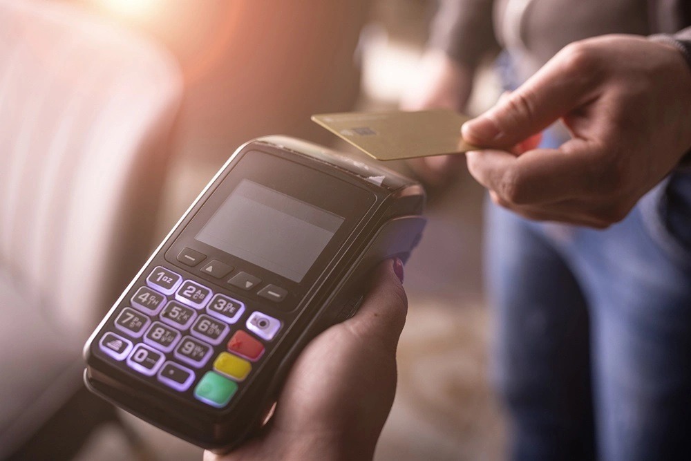 Will It Be Possible to Pay with a Bank Card After Switching to the Unified QR Code. The new system will reduce the volume of transactions using bank cards and balance the costs of retail and service enterprises, including small and medium businesses, for conducting operations. There is no talk of canceling cards. Image source: rg.ru. Photo.