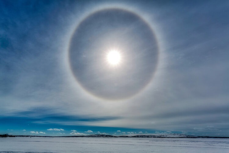 Что такое гало и как оно появляется. Гало — оптический эффект из-за взаимодействия света с кристаллами льда в атмосфере (чаще в перистых/перисто-слоистых облаках. Источник изображения: photocentra.ru. Фото.
