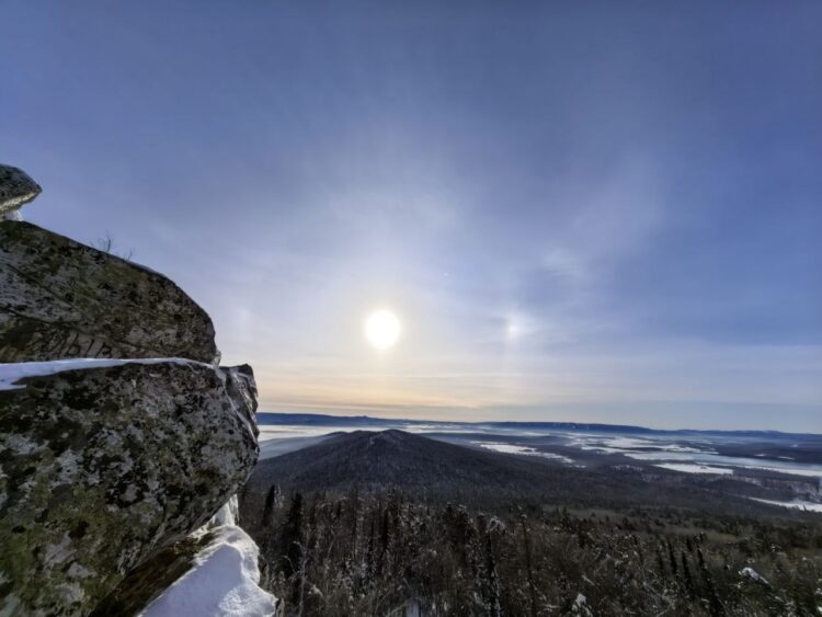 Почему гало стали видеть чаще. Вот и мне удалось увидеть и заснять гало 17.01.2026 на горе Малиновая в Белорецком районе Республики Башкортостан. Без каких-либо режимов и обработок. Фото.