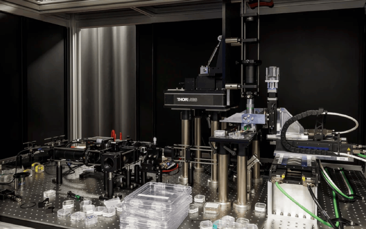 Что изменилось в хранении информации. Пока технология выгляди довольно громоздкой, но для специализированного применения она будет готова уже довольно скоро. Изображение: Microsoft. Фото.