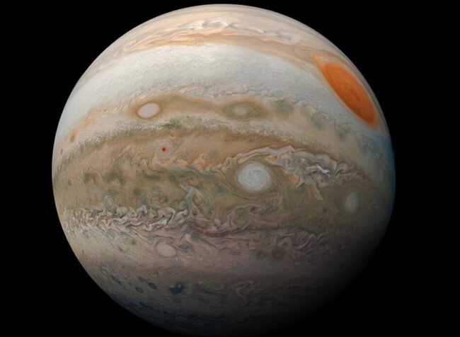 Самая большая планета солнечной системы может быть меньше, чем считалось. Фото.