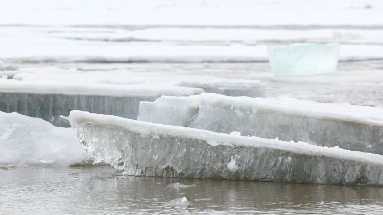 Почему лёд на реке в феврале теряет прочность и где самый тонкий и опасный. В конце зимы, когда усиливается солнце и начинается цикл оттепелей, меняется структура льда и риск провалов быстро растёт. Источник изображения: sever-press.ru. Фото.