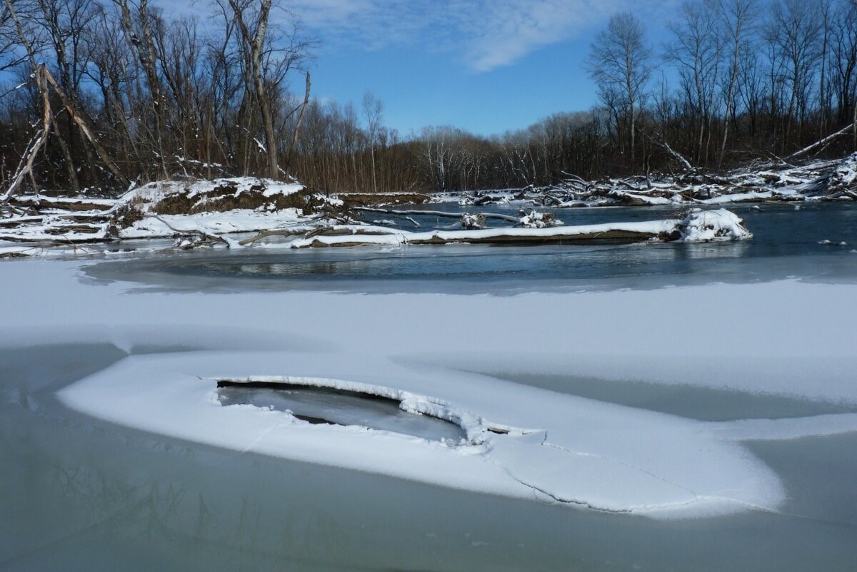 Почему лёд на реке в феврале теряет прочность и где самый тонкий и опасный. Речной лёд опаснее озёрного из-за течений и локальных 