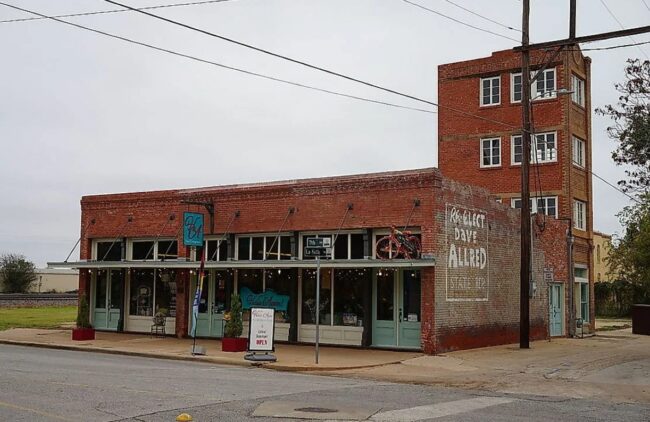 Самый маленький небоскреб в мире размером с пятиэтажку: история гениальной аферы. Фото.