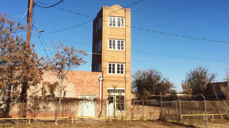 Строительство самого маленького небоскреба. Самый маленький небоскреб в мире с другого ракурса. Источник изображения: milliyet.com.tr. Строительство самого маленького небоскреба. Самый маленький небоскреб в мире с другого ракурса. Источник изображения: milliyet.com.tr. Фото.