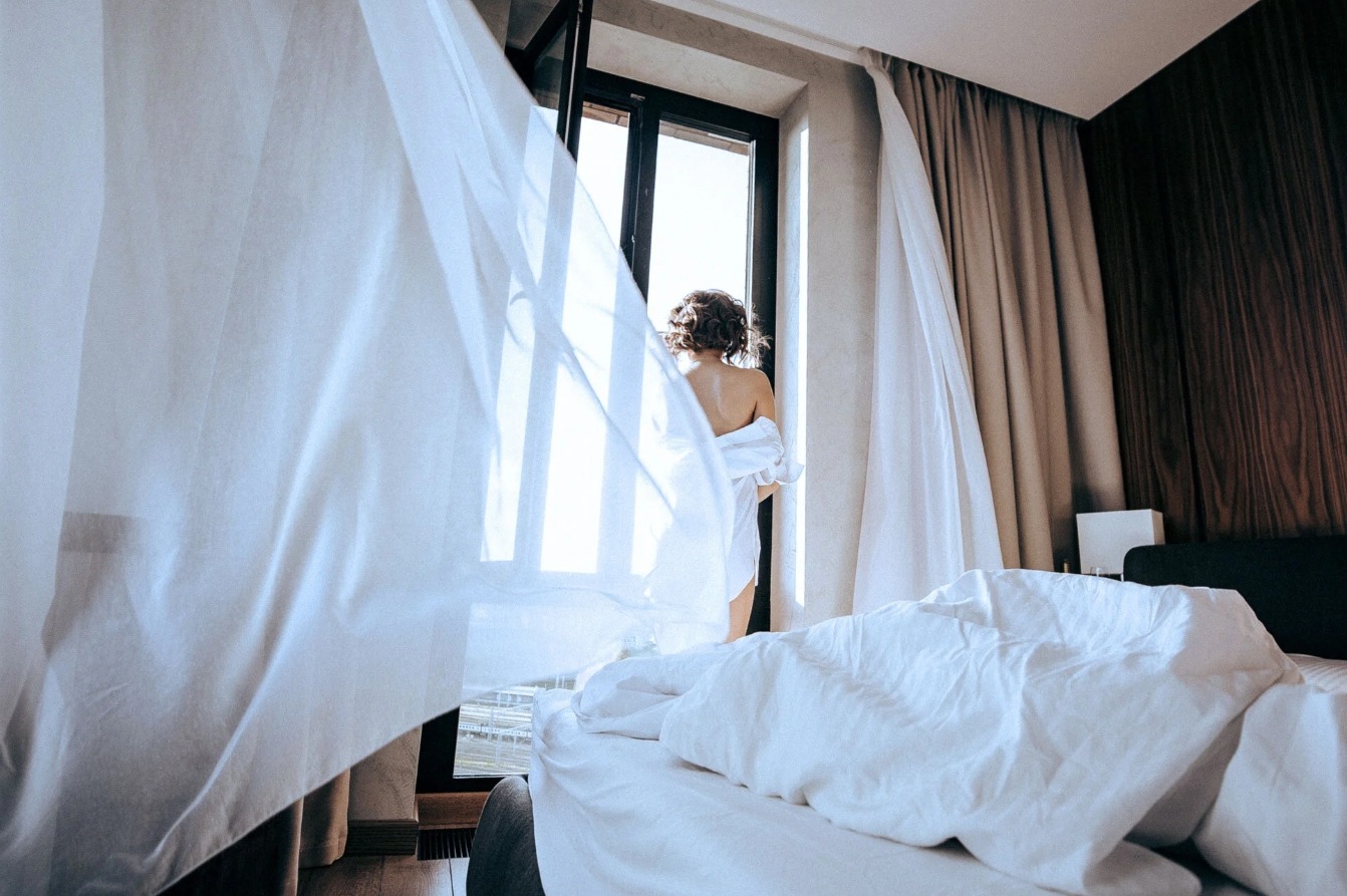 Что происходит с организмом во время сна. Просыпаться в полдень в выходной — отдельное удовольствие. Правда, потом весь день ходишь как варёная макаронина. Источник изображения: realty.rbc.ru. Фото.